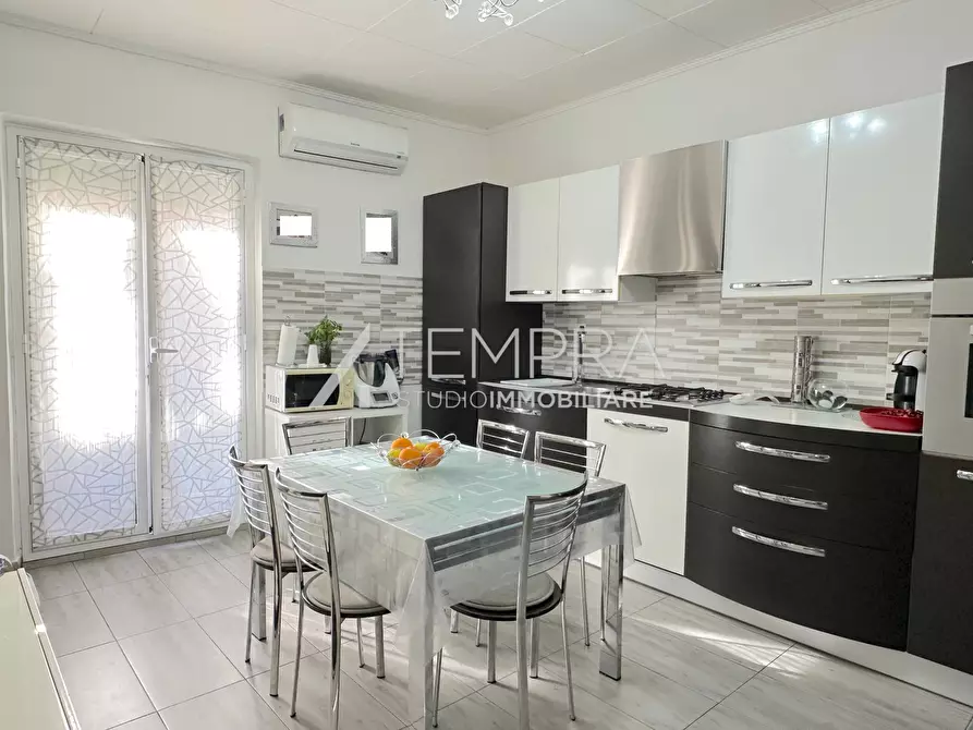 Immagine 1 di Casa indipendente in vendita  a Adrano