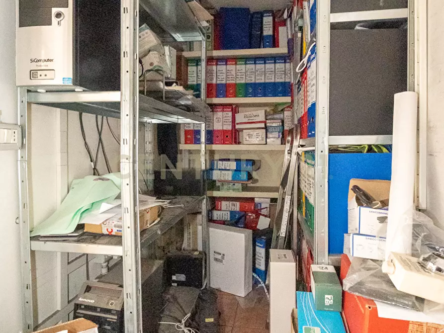 Immagine 17 di Locale commerciale in vendita  in Via Firenze 205 a Aci Castello