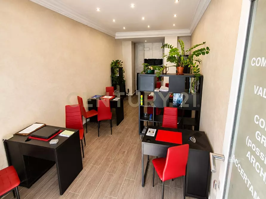Immagine 3 di Attività commerciale in vendita  in Via Val Chisone 24 a Roma