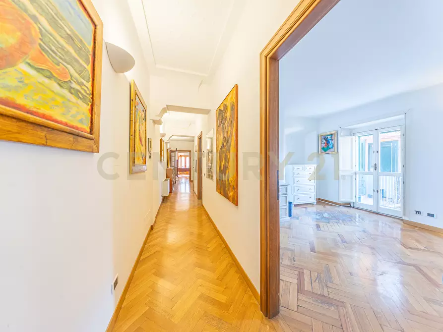 Immagine 40 di Pentalocale in vendita  in Via della Croce 71 a Roma