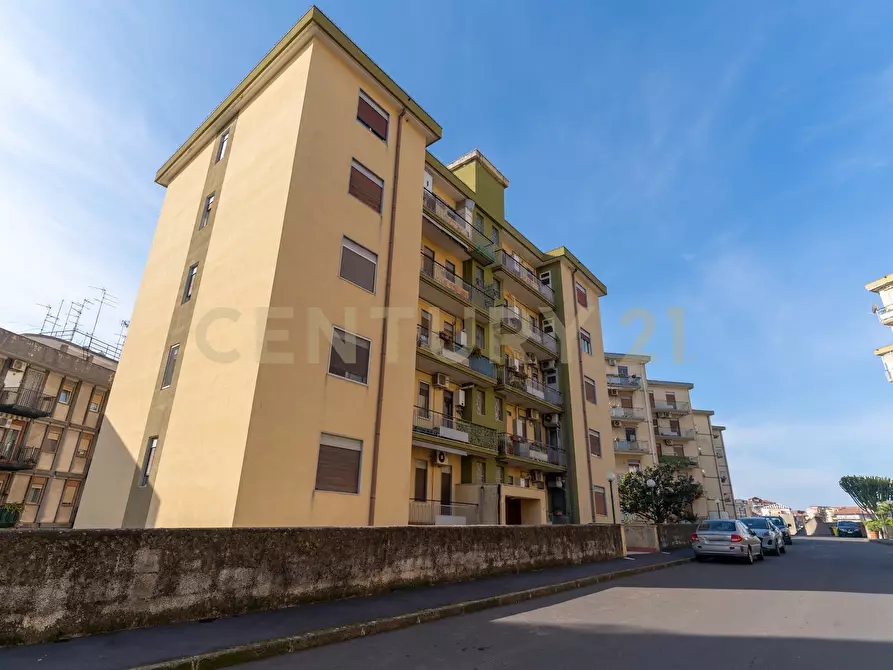 Immagine 4 di Pentalocale in vendita  in Via Fratelli Bandiera 13 a Gravina Di Catania