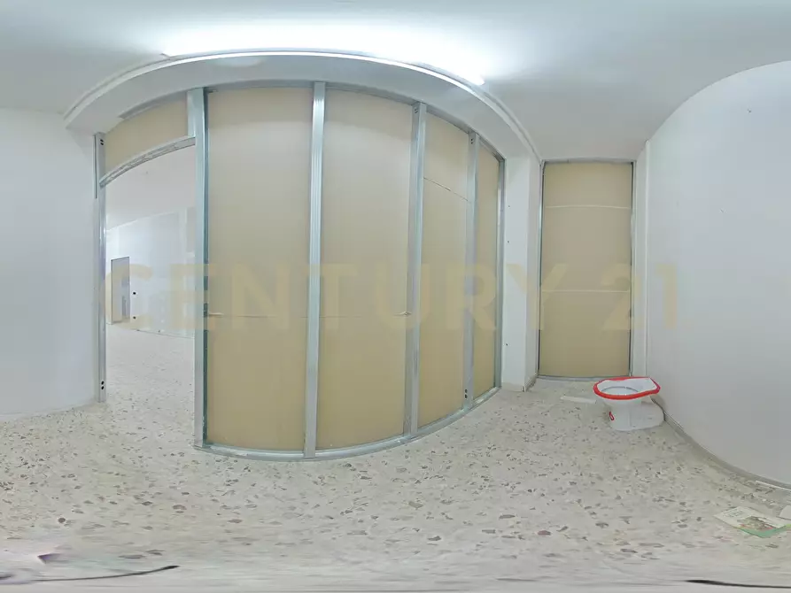 Immagine 32 di Pentalocale in vendita  in Via Duca Degli Abruzzi 54 a Catania