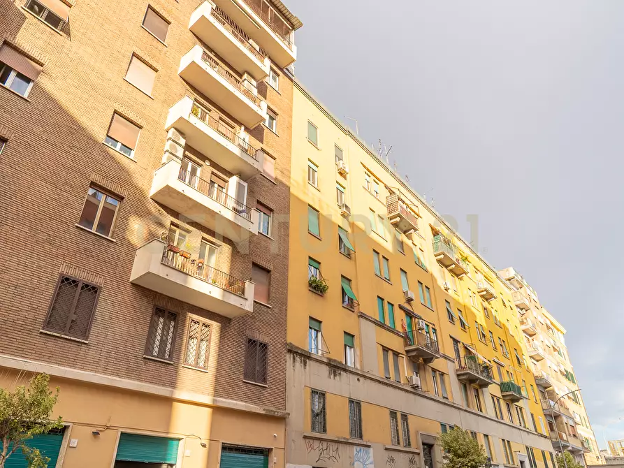 Immagine 23 di Bilocale in vendita  in Via Girolamo Benzoni a Roma