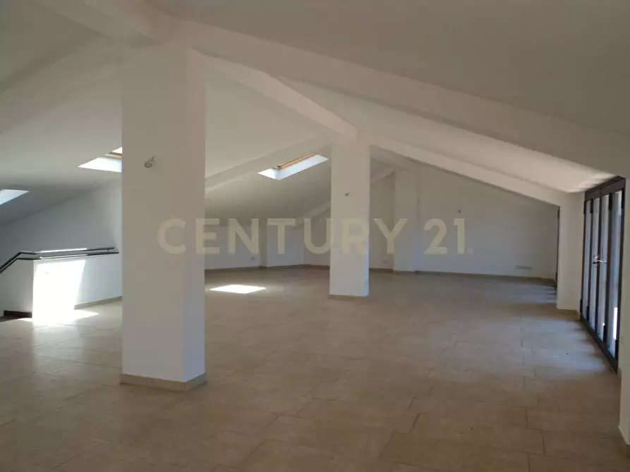 Immagine 20 di Locale commerciale in vendita  in Via Archimede 149 a Catania