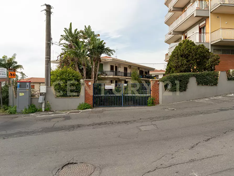 Immagine 40 di Magazzino in vendita  in Via Convento del Carmine 6 a Tremestieri Etneo