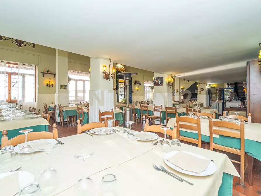 Immagine 27 di Locale commerciale in vendita  in Via Nemorense 17 a Nemi