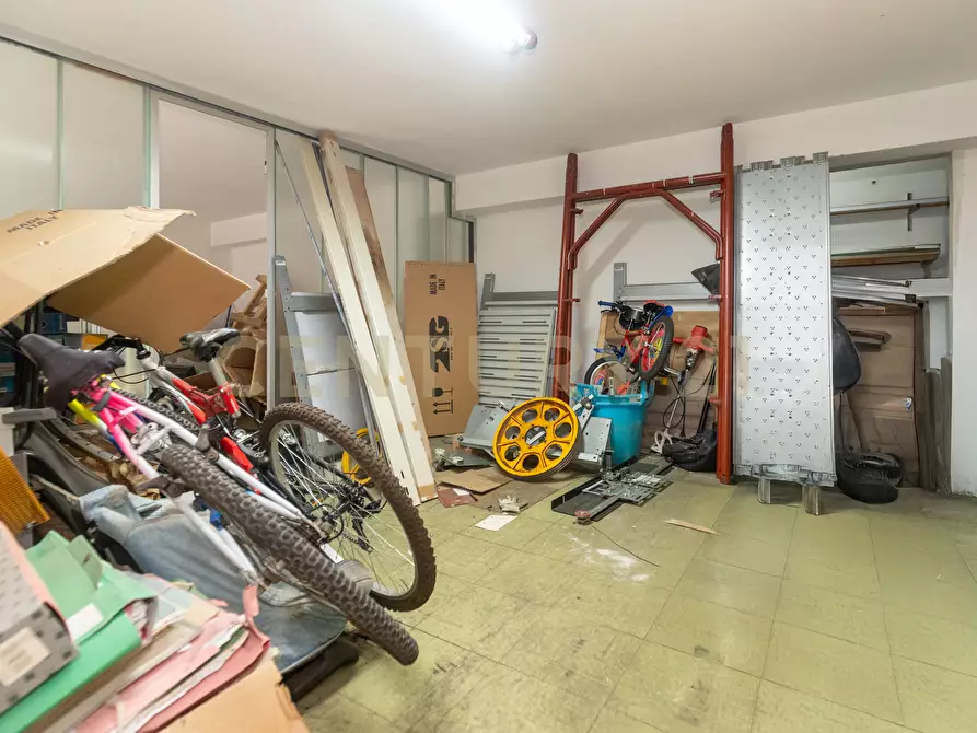 Immagine 22 di Locale commerciale in vendita  in Via Timoleone 1a a Catania