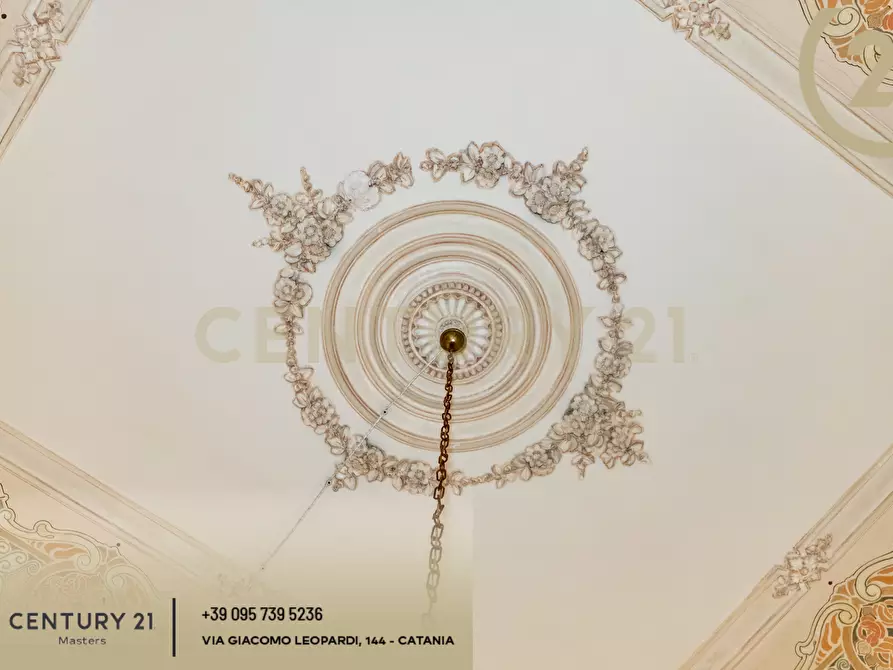 Immagine 79 di Pentalocale in vendita  in Via Etnea 196 a Catania