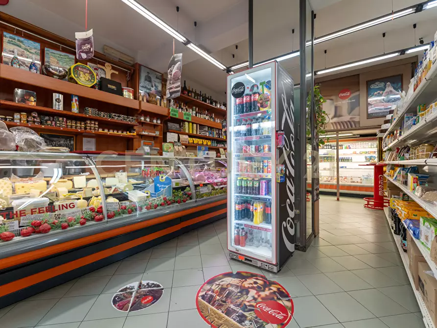 Immagine 13 di Locale commerciale in vendita  in Via Caronda 440 a Catania