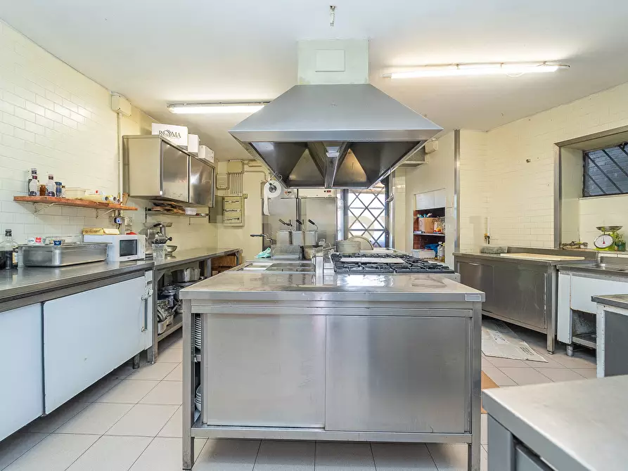 Immagine 10 di Locale commerciale in vendita  in Via Nemorense 17 a Nemi