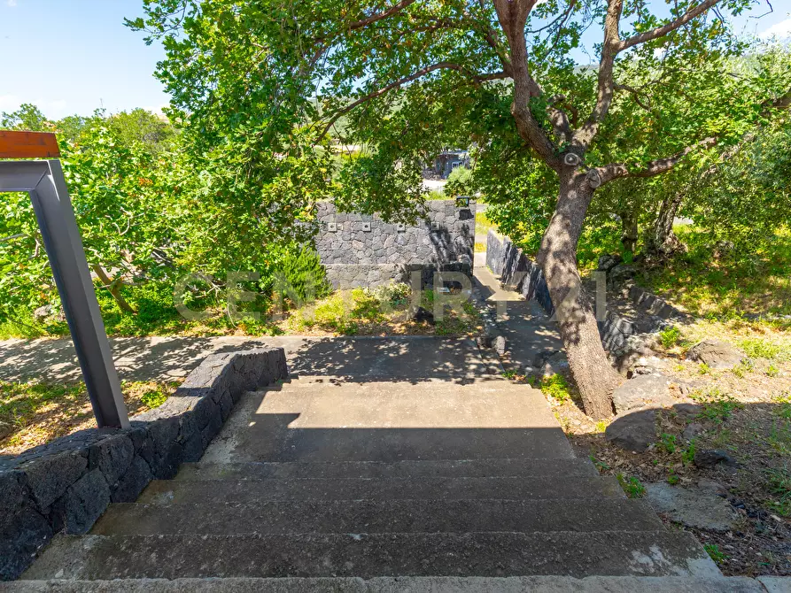 Immagine 11 di Villa in vendita  in SS284 a Adrano