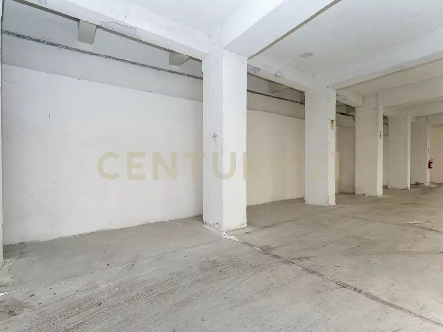 Immagine 40 di Garage in vendita  in Viale Artale Alagona 27 a Catania