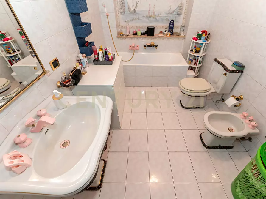 Immagine 28 di Pentalocale in vendita  in Via Goffredo Mameli 4 a Belpasso