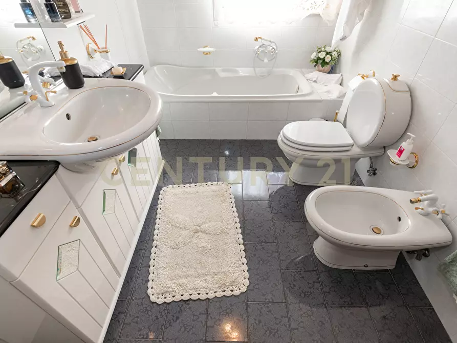 Immagine 28 di Pentalocale in vendita  in Piazza Giovanni Longo 122 a Misterbianco