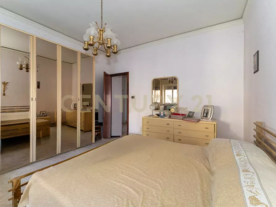 Immagine 44 di Pentalocale in vendita  in Via Fratelli Bandiera 13 a Gravina Di Catania