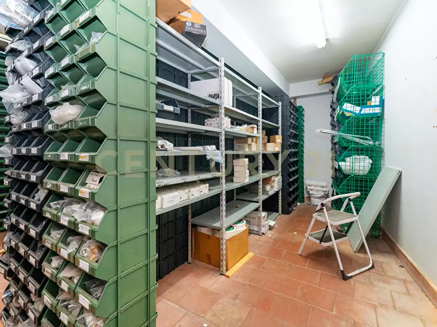 Immagine 26 di Locale commerciale in vendita  in Via Firenze 205 a Aci Castello