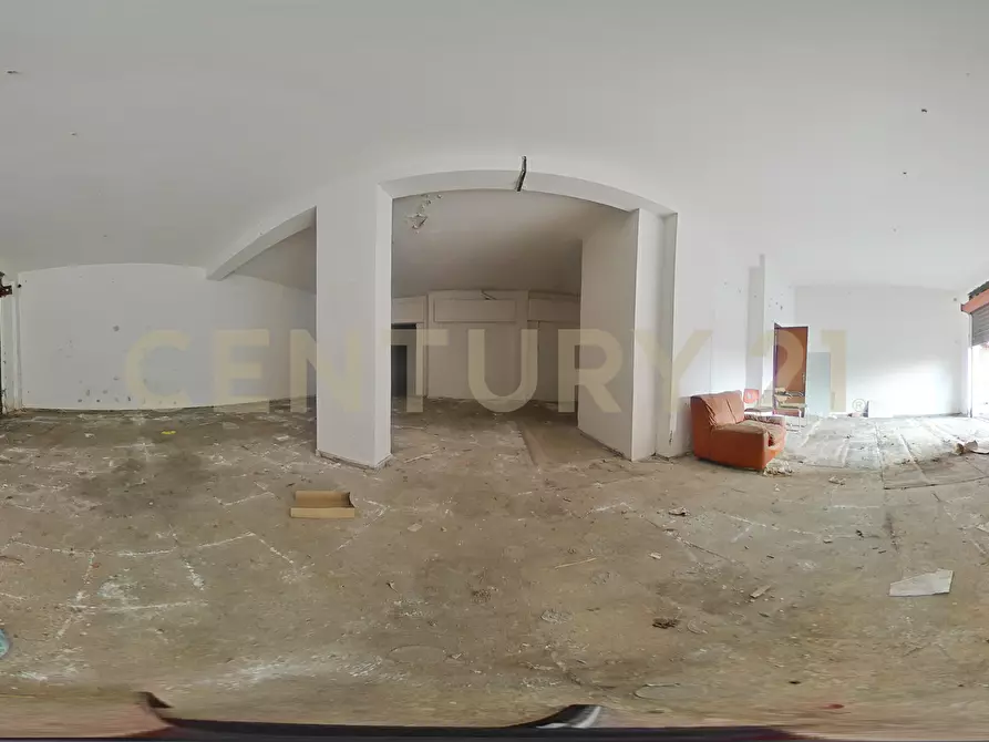 Immagine 23 di Locale commerciale in vendita  in Via Carnazza 81 a Tremestieri Etneo