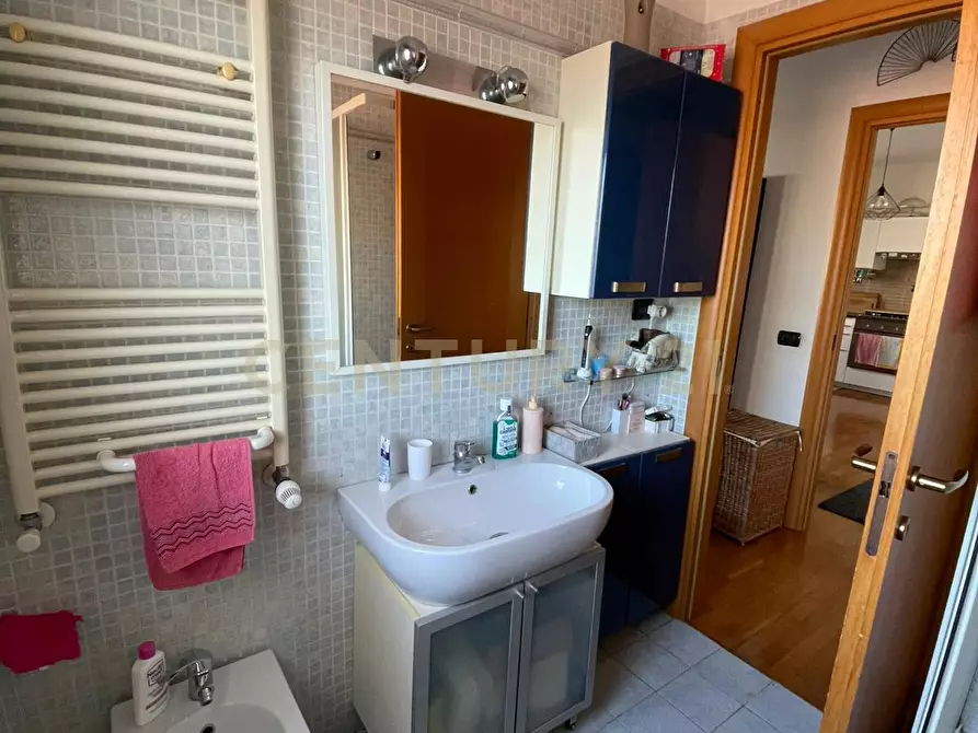 Immagine 18 di Bilocale in affitto  in via Giuseppe De Santis 3 a Roma