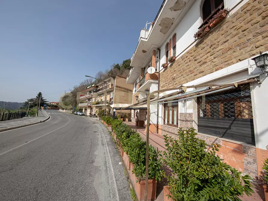 Immagine 43 di Locale commerciale in vendita  in Via Nemorense 19 a Nemi