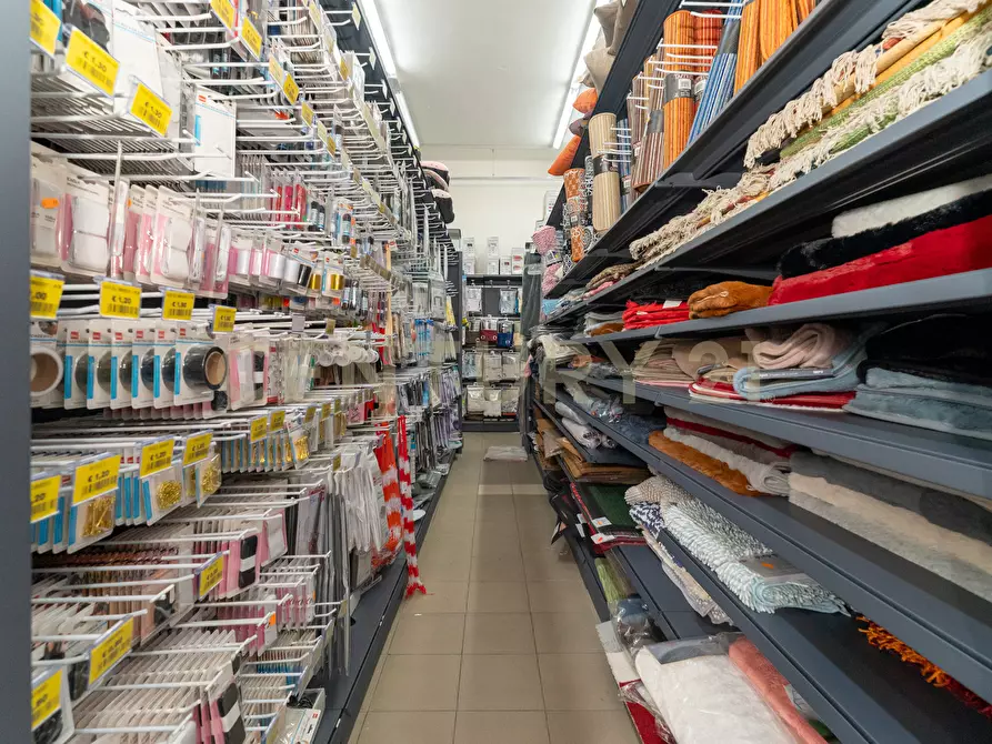 Immagine 15 di Attività commerciale in vendita  in Via Nizzeti 6 a Aci Catena