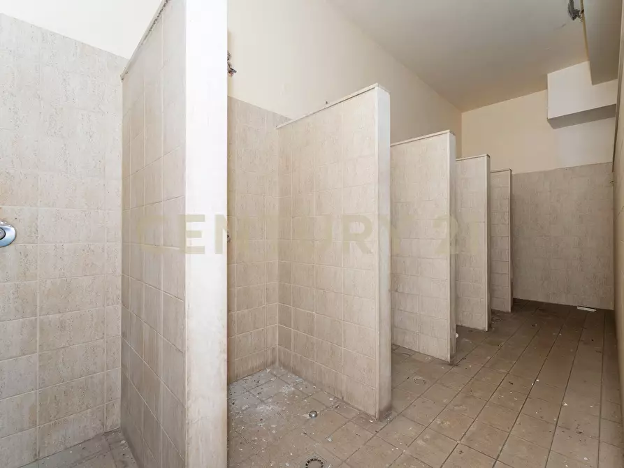 Immagine 18 di Showroom in vendita  in Via delle Scuole 1 a Aci Castello