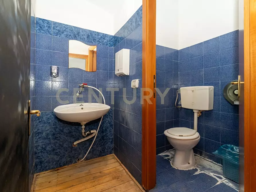 Immagine 36 di Locale commerciale in vendita  in Via Giuseppe Verdi 65 a Catania