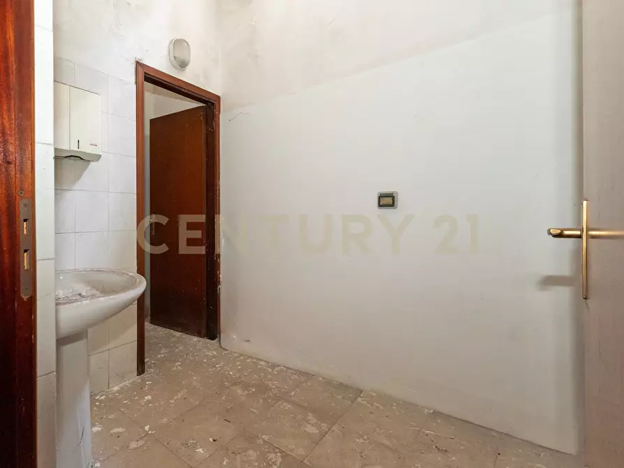 Immagine 14 di Locale commerciale in vendita  in Piazza Guglielmo Marconi 19 a San Gregorio Di Catania