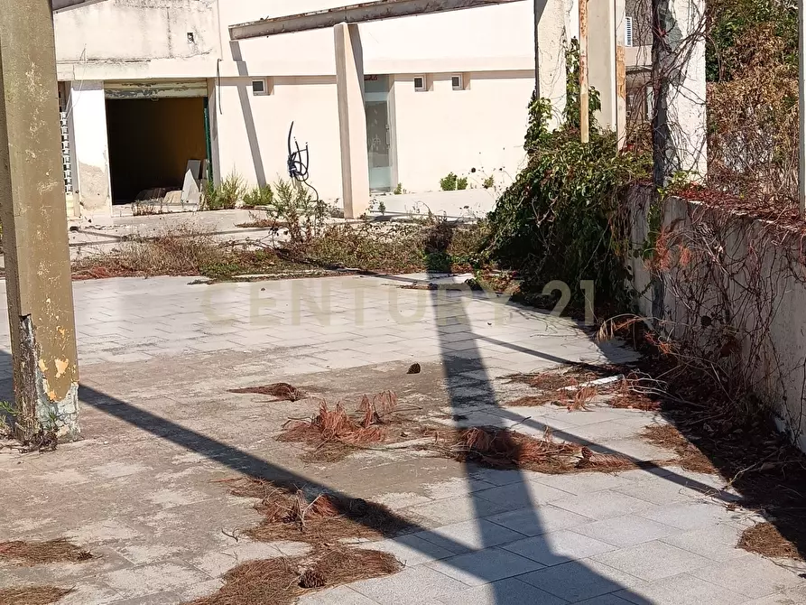 Immagine 37 di Locale commerciale in vendita  in Viale dei Lidi 433 a Siracusa