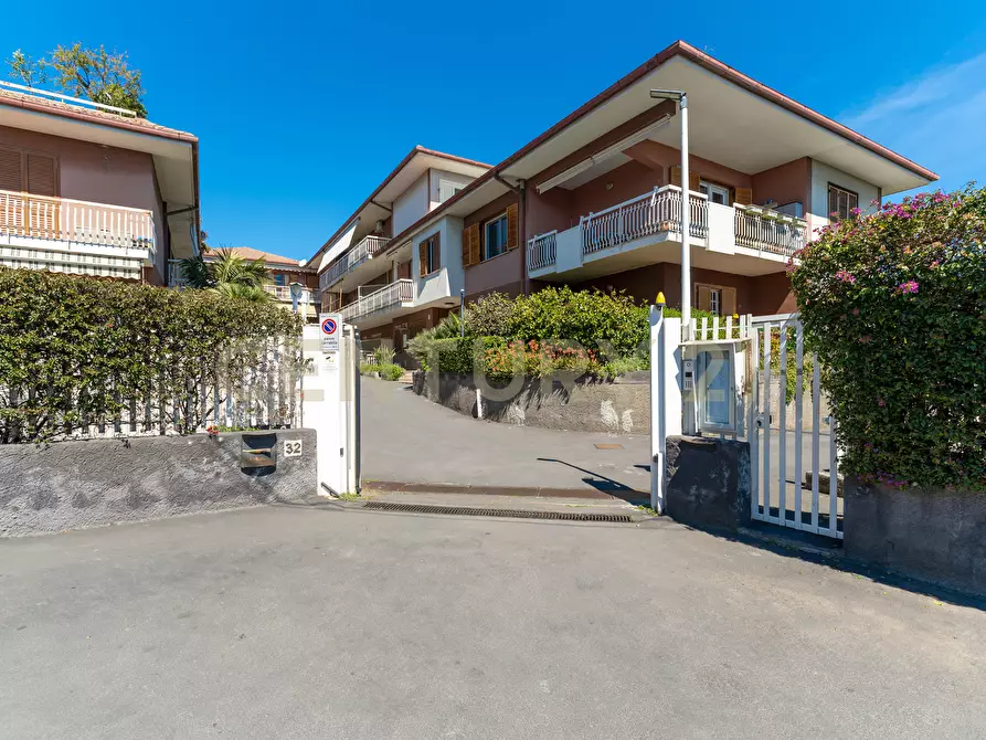 Immagine 39 di Trilocale in vendita  in Via Nazionale a Aci Castello