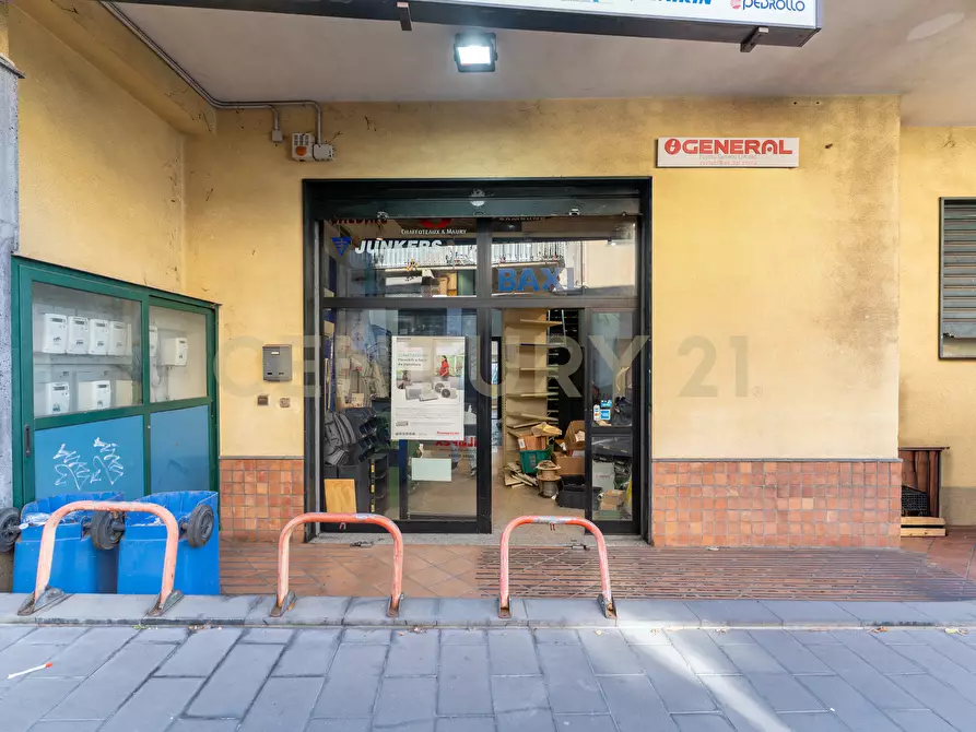 Immagine 39 di Locale commerciale in vendita  in Via Firenze 205 a Aci Castello