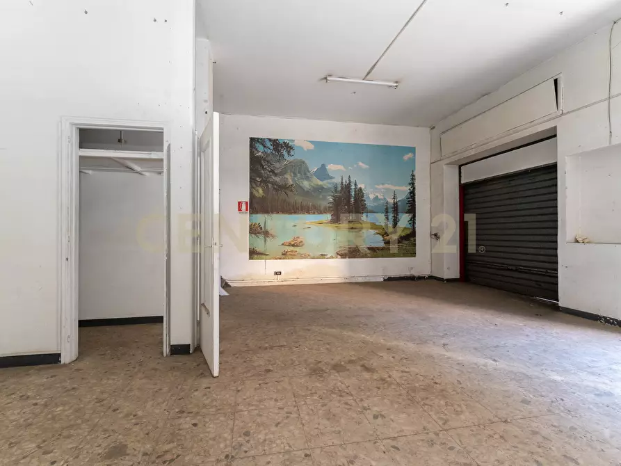 Immagine 11 di Locale commerciale in vendita  in Via Bronte 2 a Catania