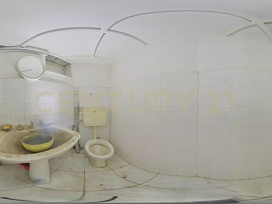 Immagine 27 di Locale commerciale in vendita  in Via Bronte 2l a Catania