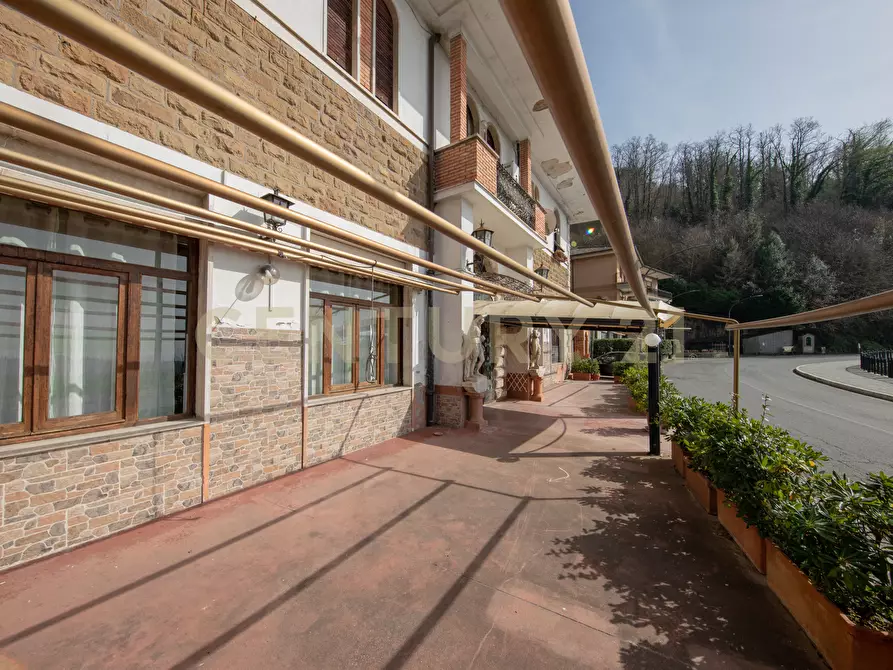 Immagine 45 di Locale commerciale in vendita  in Via Nemorense 19 a Nemi