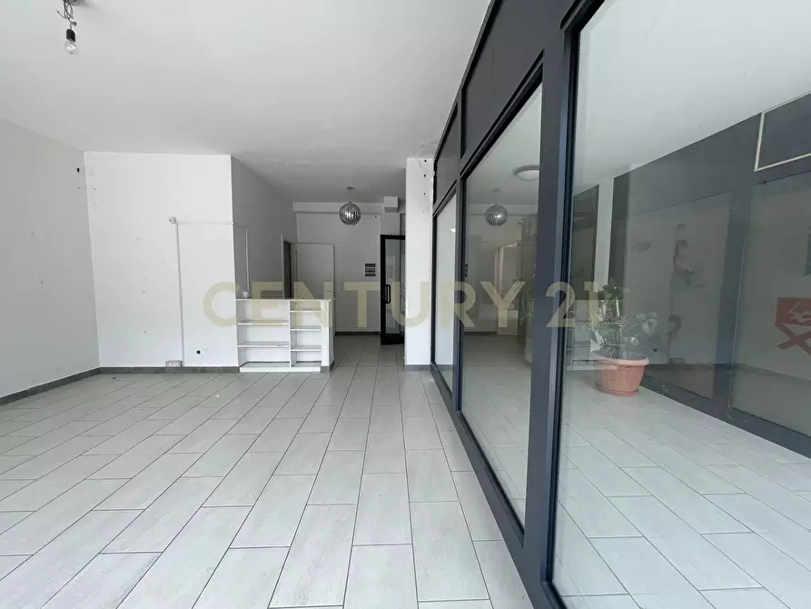 Immagine 3 di Locale commerciale in vendita  in Piazza Primo Wongher 17 a Monte Argentario