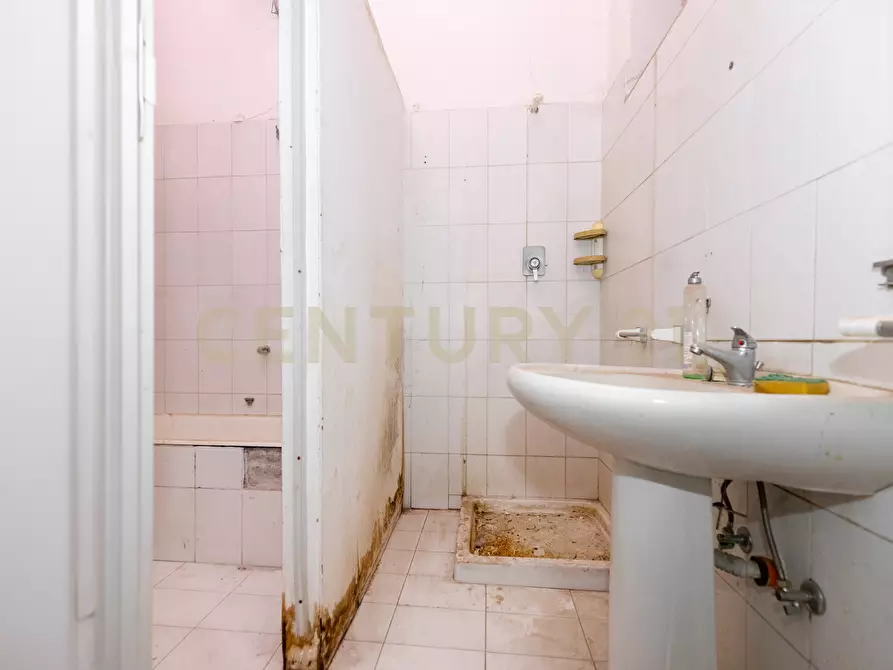 Immagine 25 di Locale commerciale in vendita  in Via IV Novembre 13 a Adrano