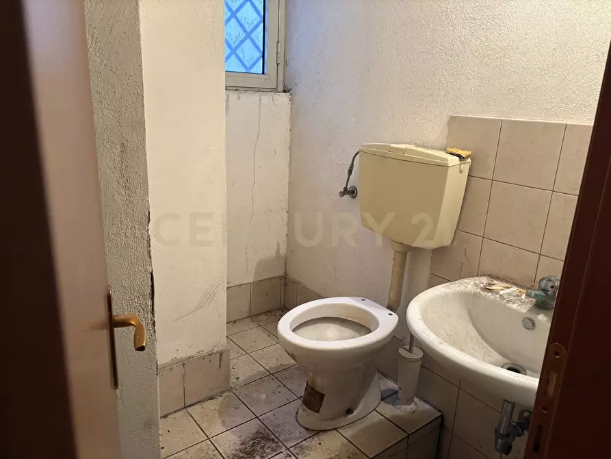 Immagine 36 di Locale commerciale in vendita  in Via 6 Aprile 59 a Catania