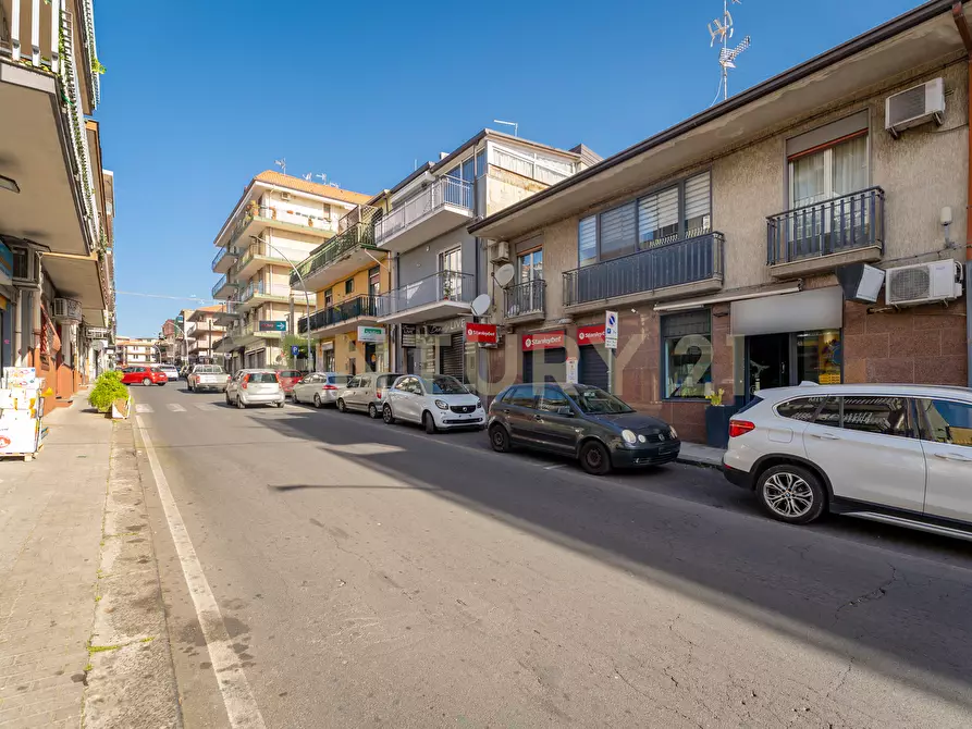 Immagine 4 di Locale commerciale in vendita  in Via Vittorio Emanuele II 113a a Gravina Di Catania
