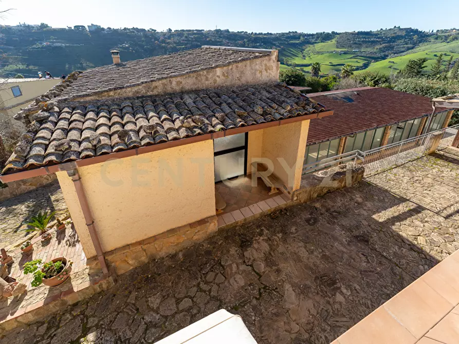 Immagine 42 di Villa in vendita  in Via Gela 95 a Caltagirone