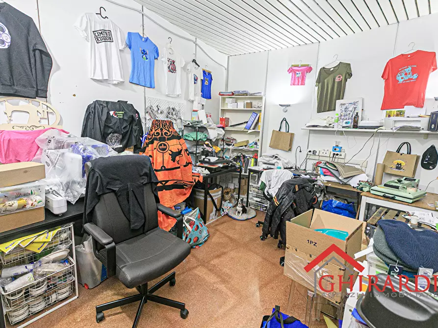Immagine 8 di Attività commerciale in vendita  in VICO CAMPETTO 3/5 R a Genova