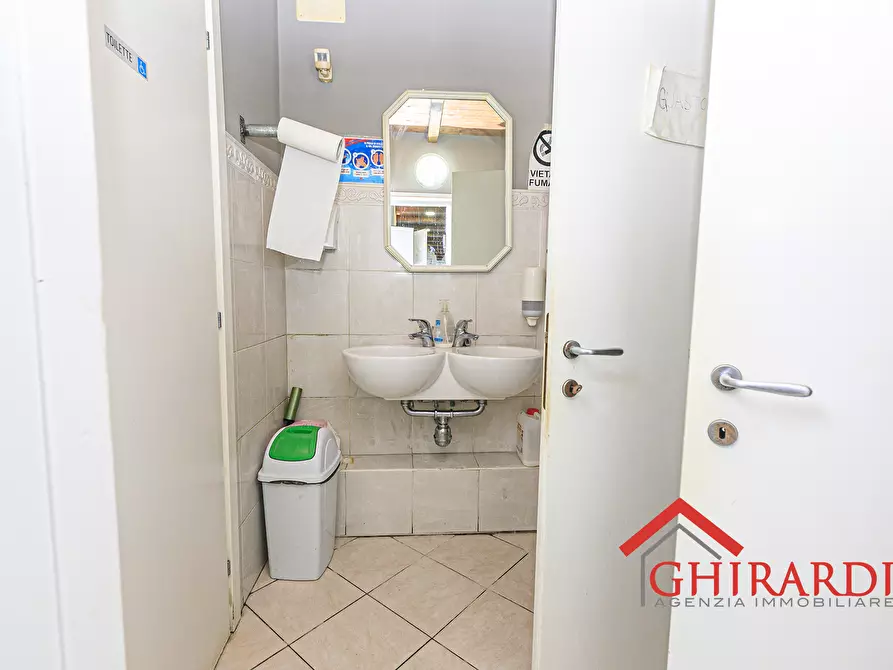 Immagine 27 di Locale commerciale in vendita  in VIA SALUCCI 13-15R a Genova