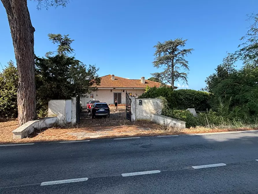 Immagine 1 di Villa in vendita  in via litoranea 528 a Sabaudia