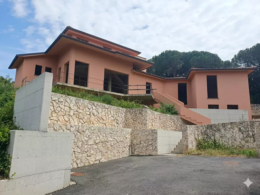 Immagine 1 di Villa in vendita  a Livorno