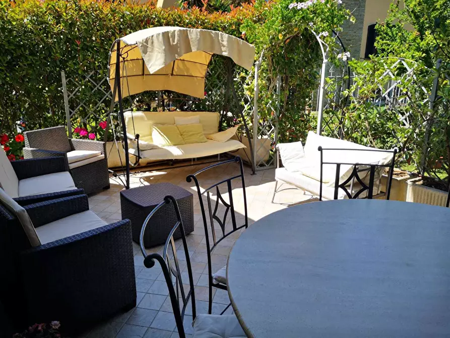 Immagine 4 di Villa in vendita  a Livorno