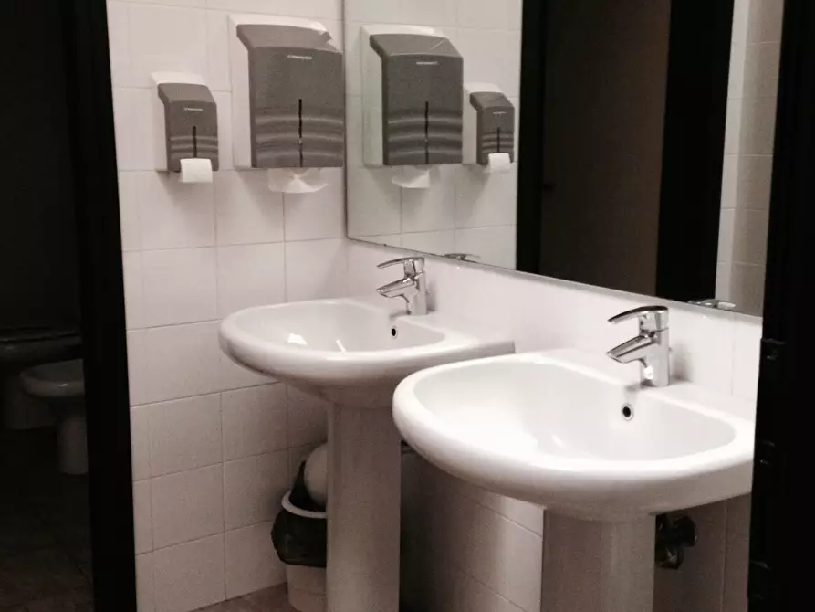 Immagine 14 di Ufficio in affitto  a Parma