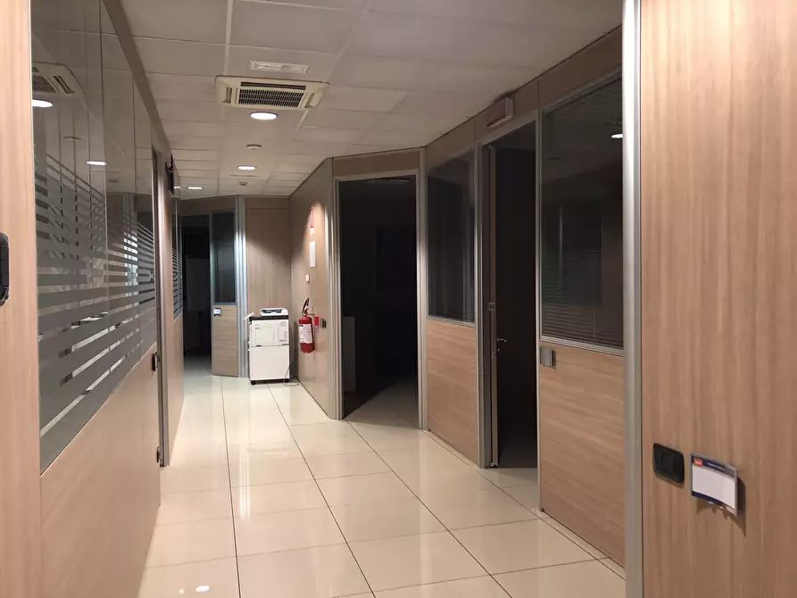 Immagine 7 di Ufficio in affitto  a Parma