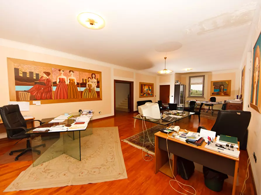 Immagine 12 di Ufficio in vendita  a Parma