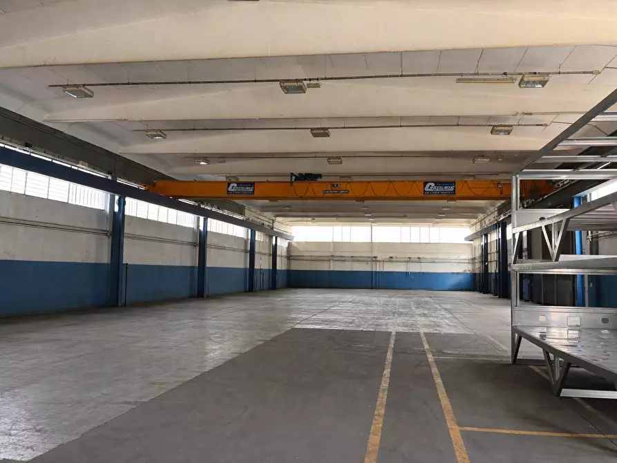 Immagine 2 di Attività artigianale in affitto  a Parma