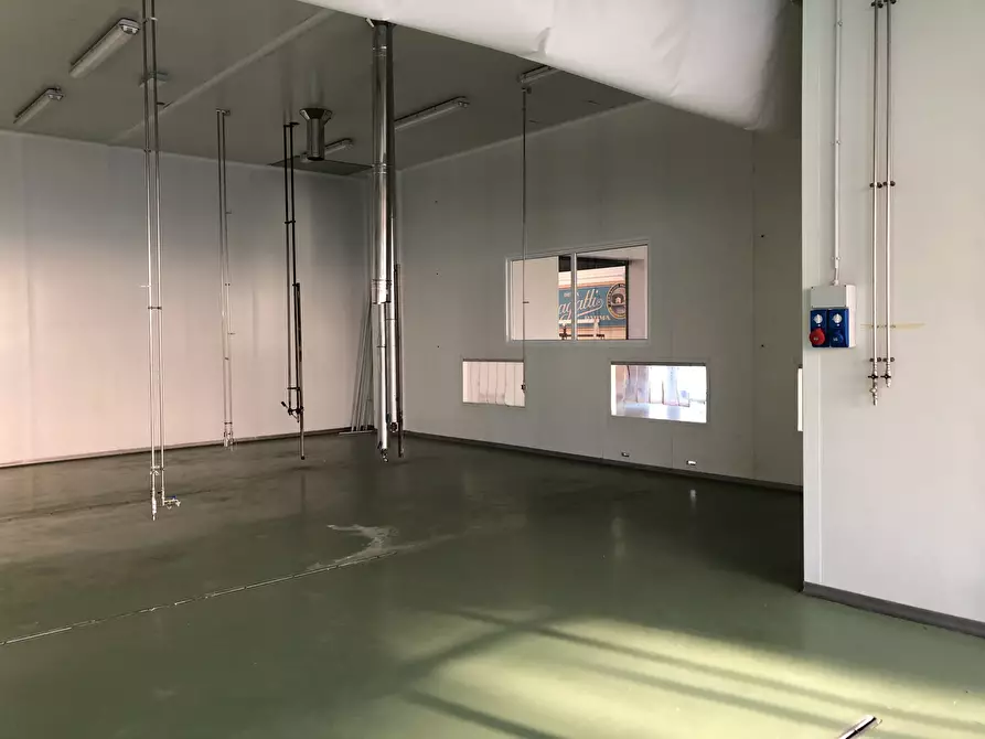 Immagine 3 di Attività artigianale in vendita  a Parma