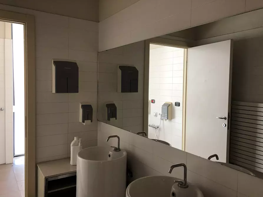 Immagine 16 di Ufficio in affitto  a Parma
