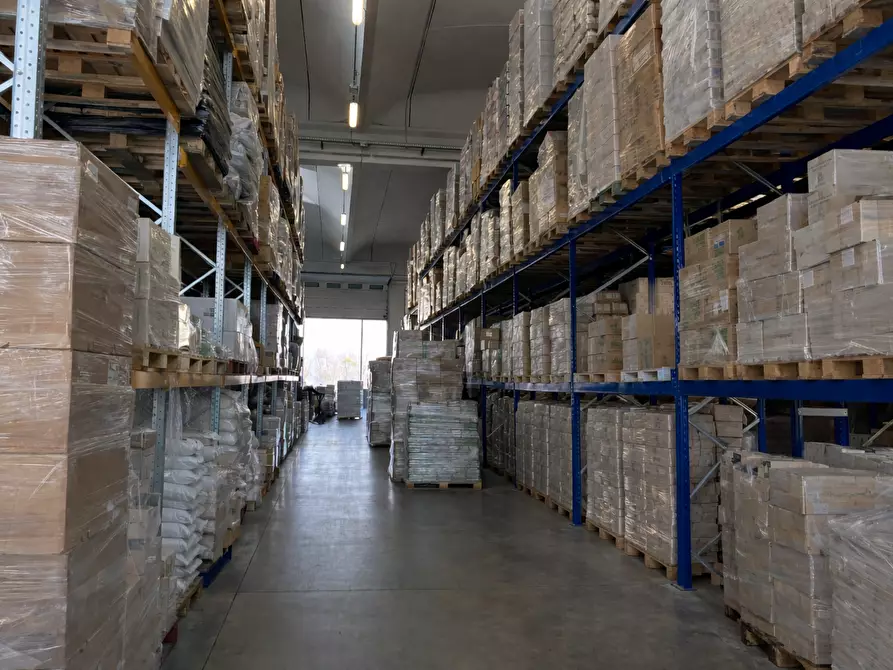 Immagine 5 di Attività artigianale in affitto  a Parma